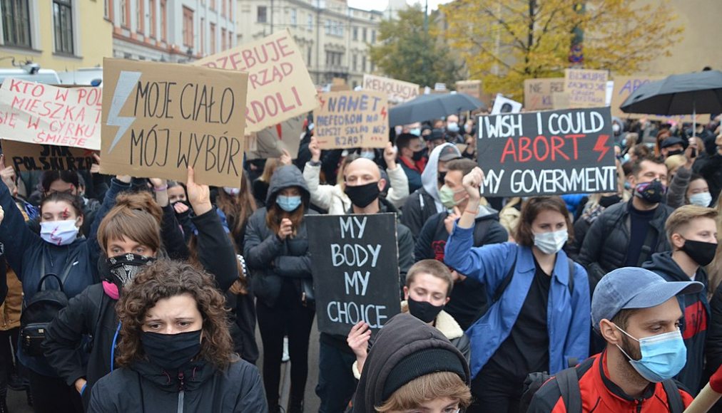 Manifestation contre l&#039;interdiction des avortements à Krakow, Pologne, octobre 2020 / ©Silar, CC BY-SA 4.0 Wikimedia Commons