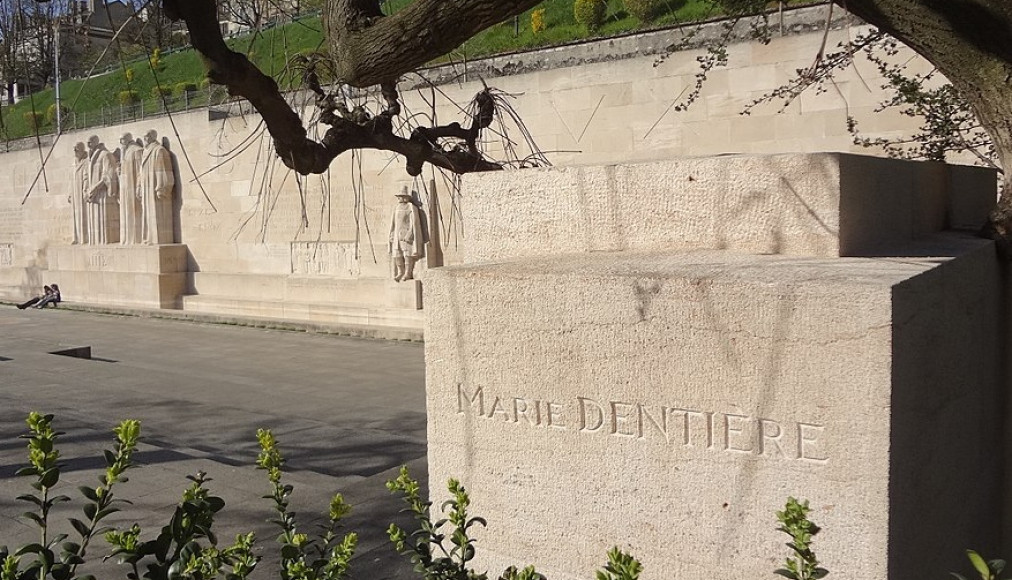 Inscription du nom de Marie Dentière sur le Mur des Réformateurs à Genève / ©MHM55, CC BY-SA 4.0 Wikimedia Commons