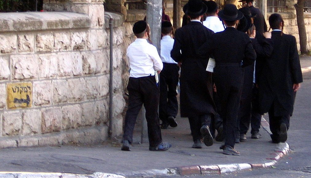 Les jeunes juifs ultra-orthodoxes prennent la clé des champs / ©RonAlmog, (Flickr page), CC BY 2.0, Wikimedia Commons