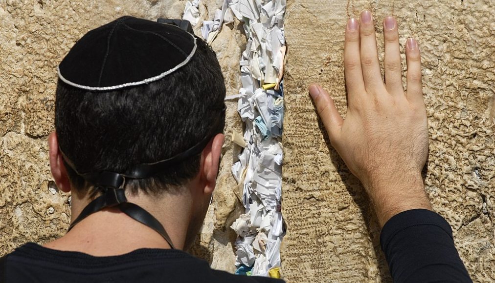 Que deviennent les prières glissées dans le Mur des Lamentations? / ©Simon Mannweiler / Wikimedia Commons