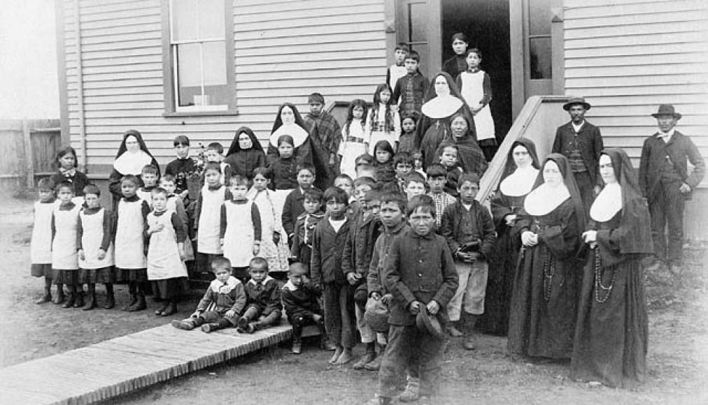 Groupe de religieuses avec des élèves autochtones, Port Harrison (Québec), vers 1890 / ©Flickr / H. J. Woodside. Bibliothèque et Archives Canada, PA-123707
