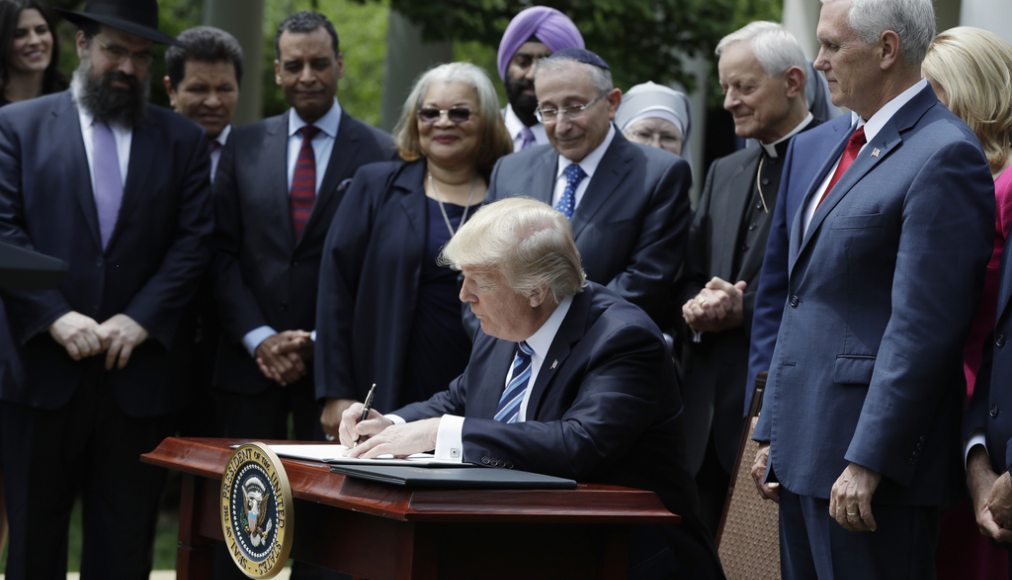 Signature du décret demandant à l'IRS de ne pas tenir compte de l'amendement Johnson, mai 2017 © Keystone / AP / Evan Vucci