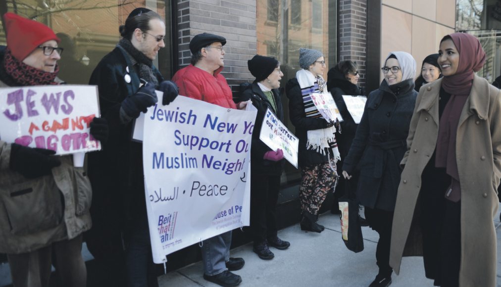 Chaque vendredi depuis l’élection de Donald Trump, les membres de CBST vont exprimer leur soutien aux musulmans d’une mosquée voisine et dénoncer l’islamophobie du président. / © Congrégation Beit Simchat Torah