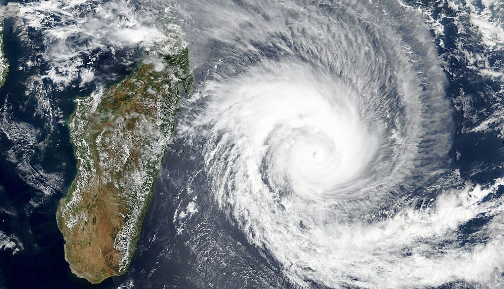 Arrivée du cyclone Batsirai sur Madagascar avec des vents à plus de 200 km/heure. / ©NASA Earth Observatory, Public domain, via Wikimedia Commons