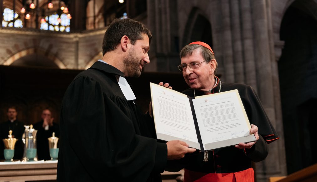 Le pasteur Gottfried Locher, à gaucher, et le cardinal Kurt Koch présentent la déclaration qu’ils ont tous les deux signée. / ©CEPE
