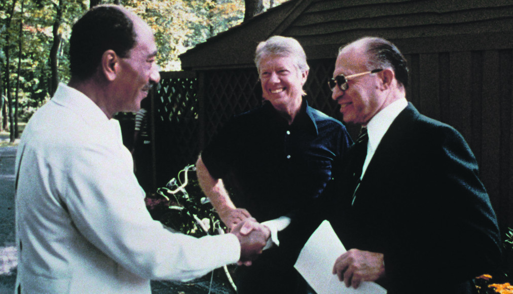 Signés en 1978 par le président égyptien Anouar el-Sadate (à g.) et le premier ministre israélien Menahem Begin (à d.), les accords de Camp David sont un exemple de paix juste. / Archives gouv.USA / Wikimédias