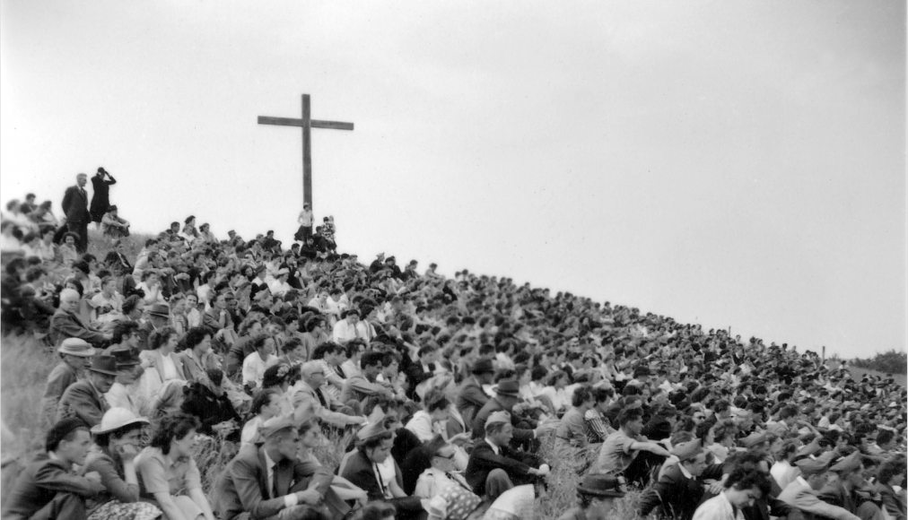 La jeunesse protestante rassemblée sur la colline de Crêt-Bérard en 1950. © Fondation Crêt-Bérard