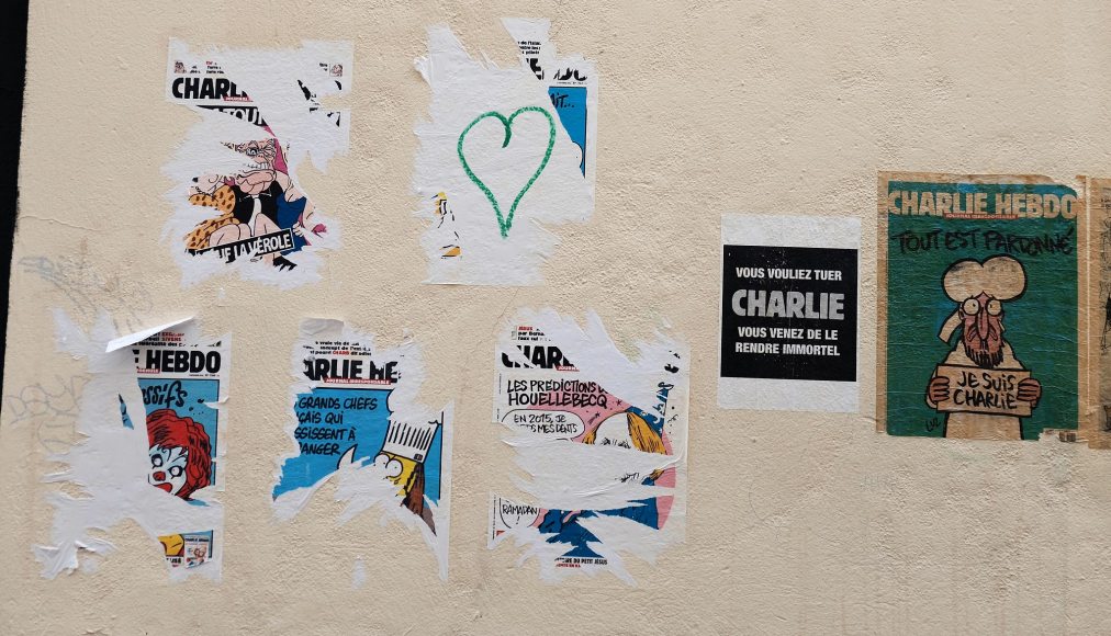 Charlie Hebdo placardé sur un mur après les attentats de janvier 2015 / Flikr / Alf Altendorf