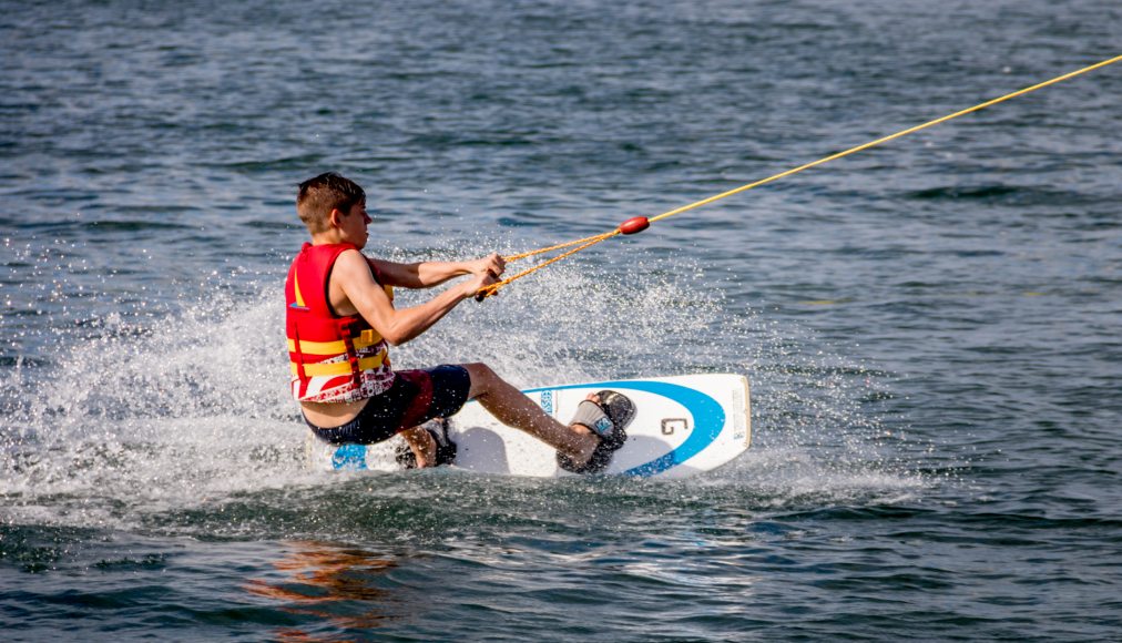 Le Réseau des jeunes de Bienne propose de nombreuses activités font du ski nautique dans le cadre de son pôle d'activités "Bol d'air", ici sur le lac de Bienne © Adrien Despont 