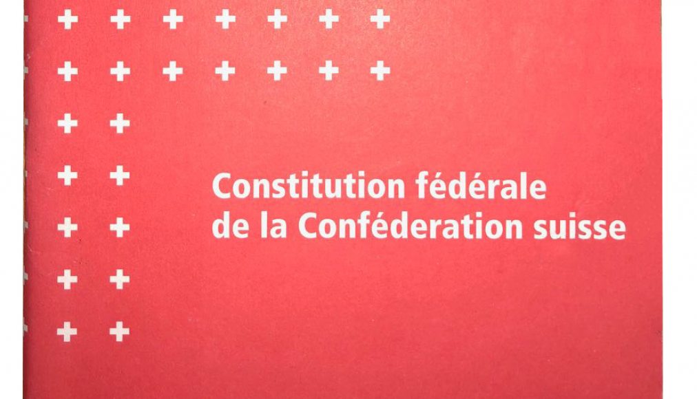 Couverture de la version francophone de la Constitution fédérale de la Confédération suisse de 1999. / © Confédération suisse, Public domain, via Wikimedia Commons