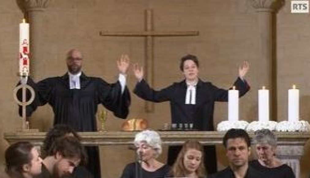 Culte de Pâques en Eurovision de la Collégiale de Neuchâtel, pasteur Florian Schubert et pasteure suffragante Eva Lefèvre / ©RTSreligion