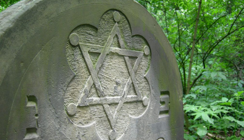 Une étoile de David sur une pierre tombale dans le cimetière juif de Częstochowa, Pologne. / ©Jacques Lahitte, CC BY 3.0, Wikimedia Commons