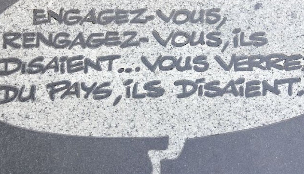 Plaque scellée dans le trottoir de la Rue René-Goscinny à Paris, en l&#039;honneur de l&#039;auteur d&#039;Astérix et Obélix / ©Paris Autrement