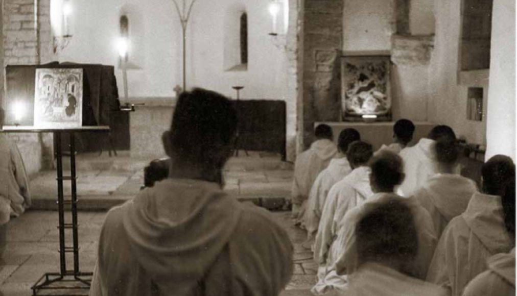Les frères de Taizé prient dans l’église romane du village vers 1960. / ©DR