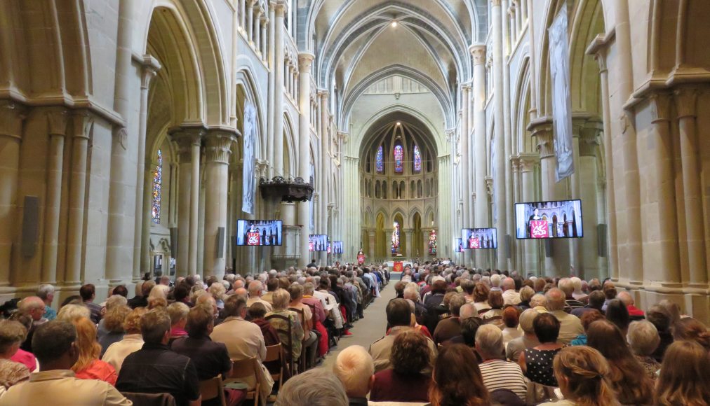 La cathédrale était pleine pour accueillir les nouveaux ministres / ©JoB
