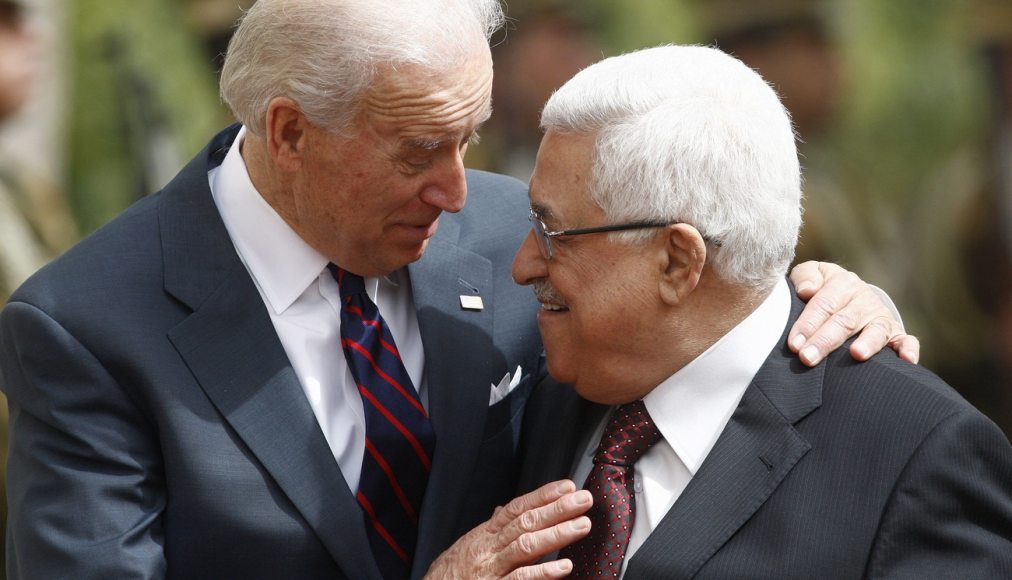 Le vice-président américain Joe Biden (à gauche) accueilli par le président palestinien Mahmoud Abbas au siège de l&#039;Autorité palestinienne dans la ville de Ramallah en Cisjordanie, le 10 mars 2010. / Keystone /Olivier Weiken