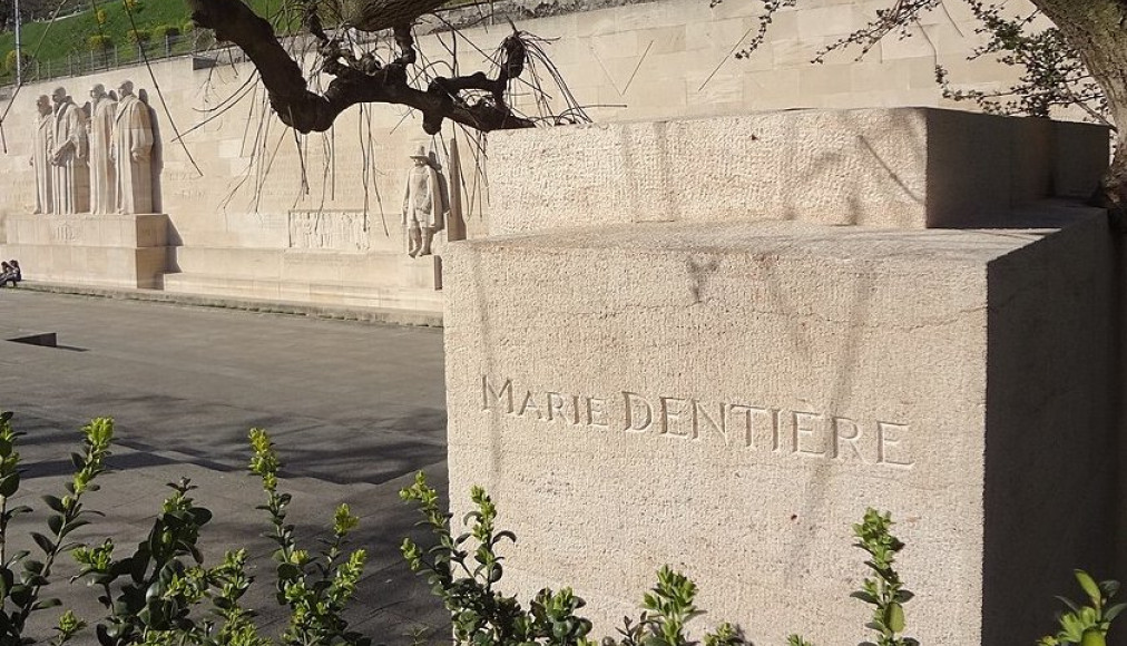 Le nom de Marie Dentière, gravé sur une stèle devant le Mur des Réformateurs à Genève / ©MHM55, CC BY-SA 4.0 Wikimedia Commons