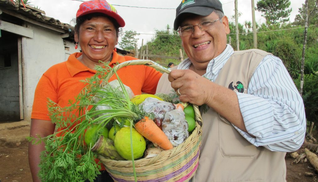 Le réseau ANAFAE fondé par Octavio Sanchez Escoto (à droite) organise des foires d’échanges de semences traditionnelles, des formations théoriques, des ateliers pratiques… / © DR