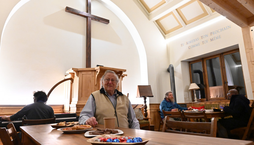 Roger Durand se réjouit que l’ancienne chapelle soit à nouveau «un lieu de rencontre et de partage de chaleur humaine». / © Alain Grosclaude