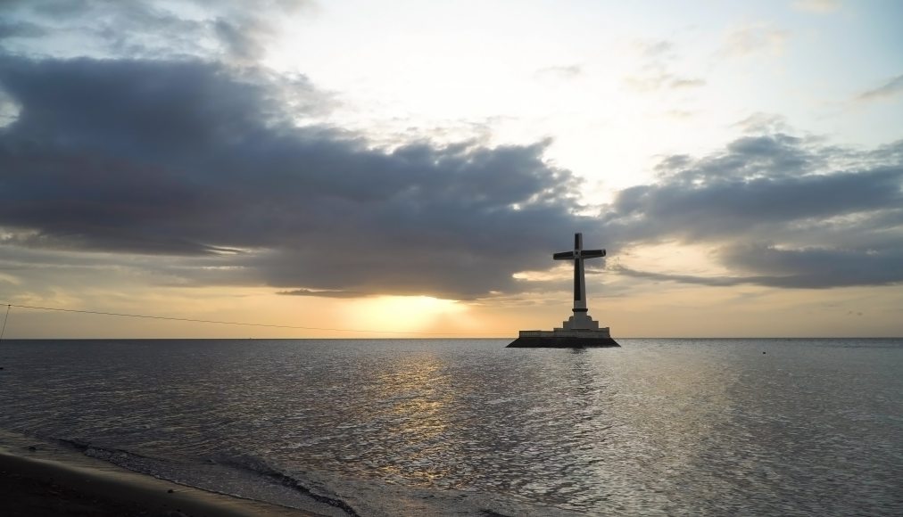Croix submergée signalant le cimetière sous-marin sur la côte de l&#039;île de Camiguin, près de Mindanao aux Philippines. / ©iStock/Alexpunker