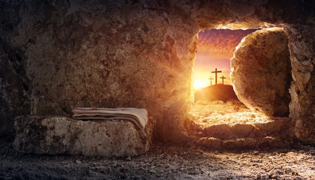 À Pâques, les chrétiens célèbrent deux événements en un: la mort de Jésus sur la croix, ce fameux Vendredi saint, et sa résurrection, intervenue au matin de Pâques. / IStock