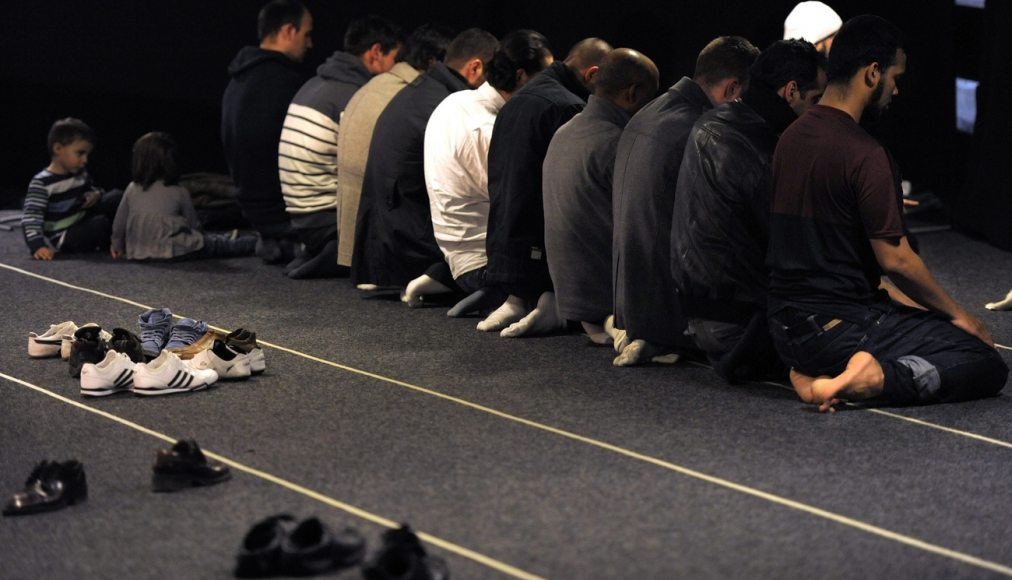 Des musulmans de Suisse prient lors de la conférence annuelle du Conseil Central Islamique Suisse, CCIS, ce samedi 19 février 2011 au Palais des Congrès de Bienne. / Keystone/Laurent Gilliéron