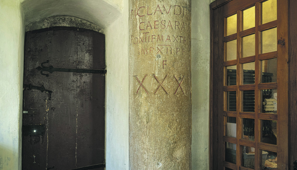 Une inscription latine sur une colonne du temple de Saint-Saphorin (VD) en Lavaux. / ©Jean-Bernard Sieber