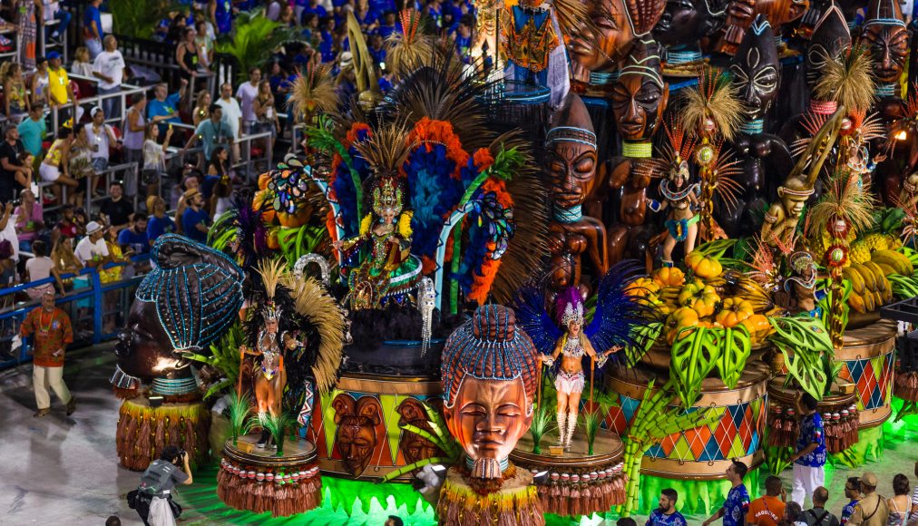 Le char d&#039;une école de samba au défilé du carnaval de Rio en 2015. / @iStock/miralex