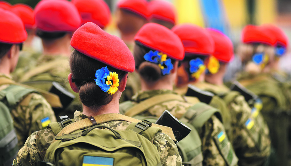 De jeunes Ukrainiennes s’engagent pour la défense de leur pays. / © Shutterstock