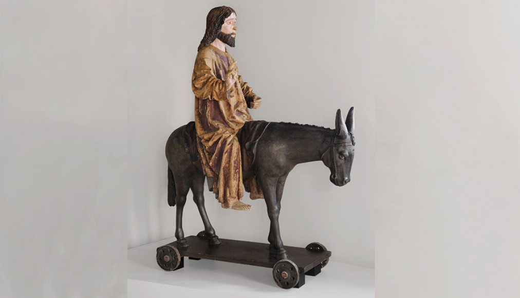 L&#039;âne, et surtout l&#039;ânesse, pas si bête. Et nous ? / Christ des Rameaux, vers 1480, tilleul et saule polychromés (l&#039;âne et le chariot sont modernes) © Musées de Strasbourg-M. Bertola