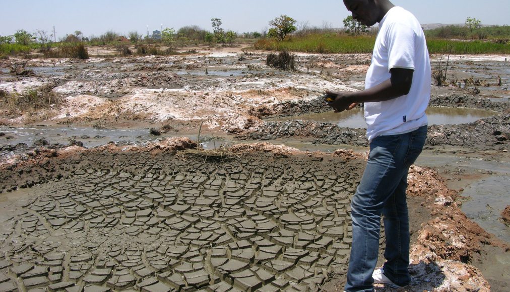 Un activiste relève les taux de polluants dans la rivière Luilu en aval d’une mine Glencore en République démocratique du Congo. Les résultats ont révélé la présence d’acide sulfurique, de métaux lourds comme le cobalt, le manganèse et le cuivre. Octobre 2017 / ©Pain pour le prochain