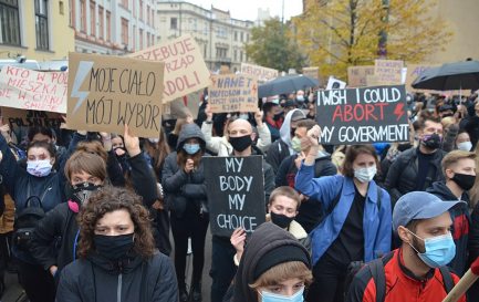 Manifestation contre l&#039;interdiction des avortements à Krakow, Pologne, octobre 2020 / ©Silar, CC BY-SA 4.0 Wikimedia Commons