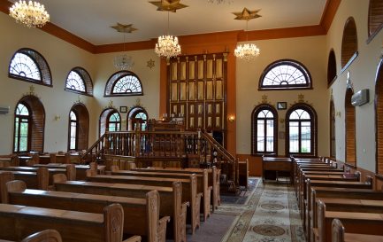 Intérieur de la synagogue des Six Domes à Quba, Azerbaïdjan / ©Pinkfloyd1990, CC BY-SA 4.0 Wikimedia Commons