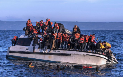 Un bateau de réfugiés syriens et irakiens arrivant à Lesbos en 2015. / ©Ggia, CC BY-SA 4.0 Wikimedia Commons