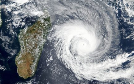 Arrivée du cyclone Batsirai sur Madagascar avec des vents à plus de 200 km/heure. / ©NASA Earth Observatory, Public domain, via Wikimedia Commons