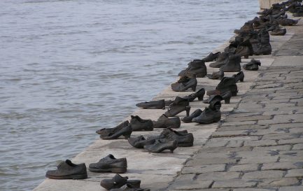Mémorial de l&#039;Holocauste sur les bords du Danube à Budapest. / © CC (by) Flickr/Neil