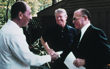 Signés en 1978 par le président égyptien Anouar el-Sadate (à g.) et le premier ministre israélien Menahem Begin (à d.), les accords de Camp David sont un exemple de paix juste. / Archives gouv.USA / Wikimédias