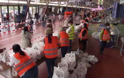 Une distribution de nourriture a réuni plus de 2000 personnes à Genève le 2 mai 2020 / ©Le 19h30/RTS
