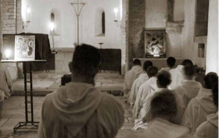 Les frères de Taizé prient dans l’église romane du village vers 1960. / ©DR
