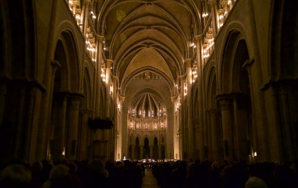 La Saint-Valentin s&#039;est vécue dans la cathédrale de Lausanne à la lueur de 3700 bougies. / ©Max Idje