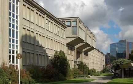 Université de Fribourg / ©Norbert Aepli, Switzerland, CC BY 2.5 via Wikimedia Commons