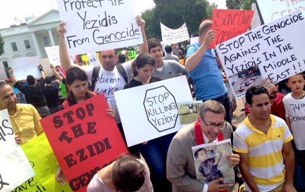 Manifestation des Yézidis devant la Maison Blanche en 2014 / ©Kaitlynn Hendricks, CC BY 2.0 Wikimedia Commons