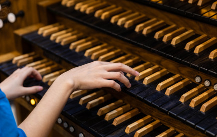 L&#039;organiste: un instrumentiste de talent qui doit jouer de plusieurs claviers en même temps. / ©iStock