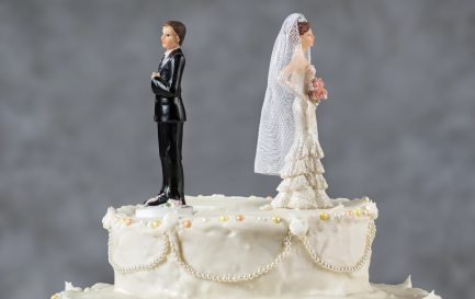 Les futurs mariés sont confrontés à un conflit qui pourrait repousser la cérémonie / ©iStock / mofles