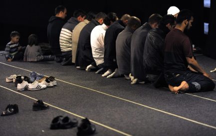 Des musulmans de Suisse prient lors de la conférence annuelle du Conseil Central Islamique Suisse, CCIS, ce samedi 19 février 2011 au Palais des Congrès de Bienne. / Keystone/Laurent Gilliéron