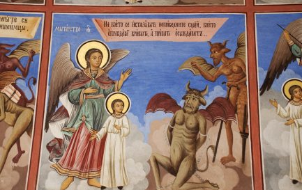 Créatures démoniaques et angéliques peintes dans l&#039;église centrale du monastère de Rila, en Bulgarie. / IStock