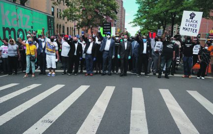 Manifestation pour la justice à New York. En 1re ligne, le révérend Jesse T. Williams Jr. de la Convent Avenue Baptist Church. / © DR