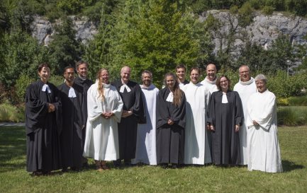 Les onze nouveaux ministres de l’EERV entourés des officiants du culte de consécration. / ©EERV/Gérard Jaton